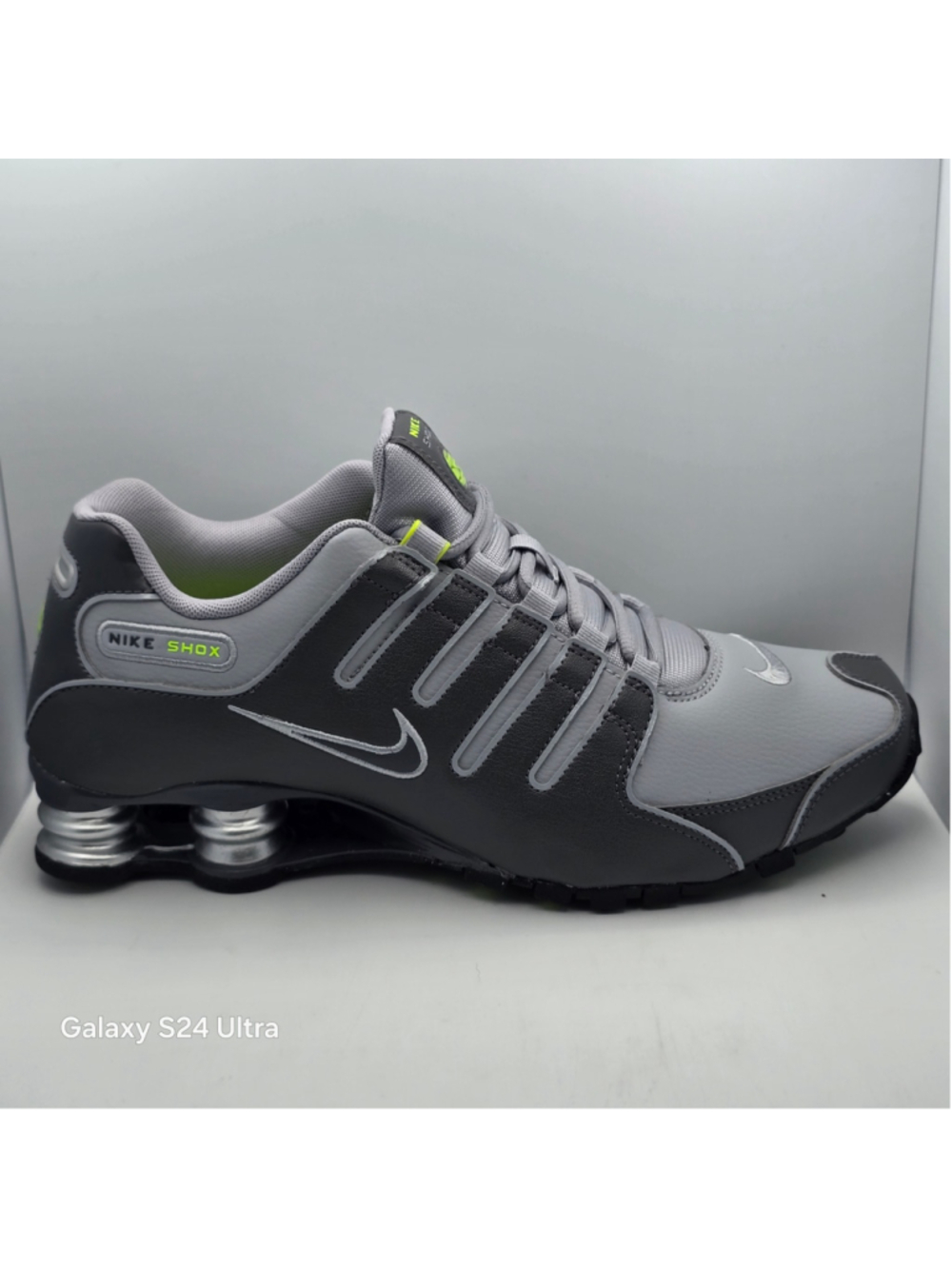 Nike Shox NZ Dark Grey Wolf Grey Volt Men's 9 women's 10.5. 378341-009